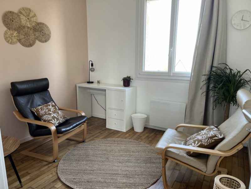 Intérieur du Cabinet Prana, apaisant avec fauteuils confortables, décoration naturelle et ambiance propice à la détente.