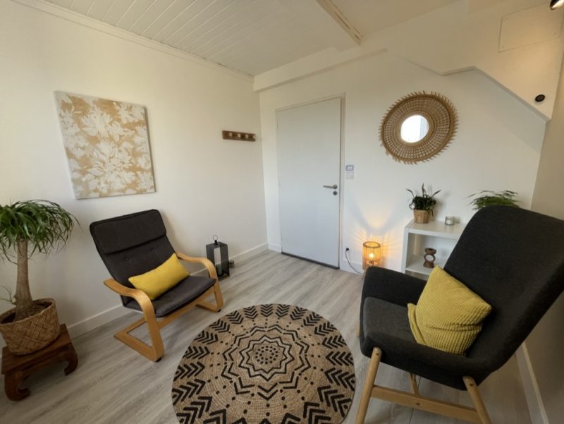 Espace de soin accueillant avec fauteuils confortables, décoration apaisante et ambiance propice à la détente.