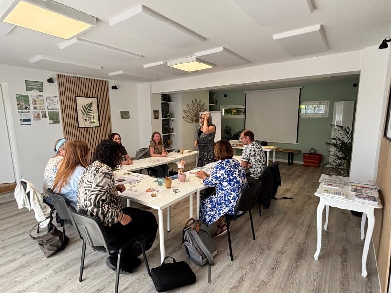Formation interactive dans la salle Hestia : disposition des tables en U permettant au formateur d'échanger au plus près des participants dans un cadre lumineux et bienveillant à l'Espace Tulsi.